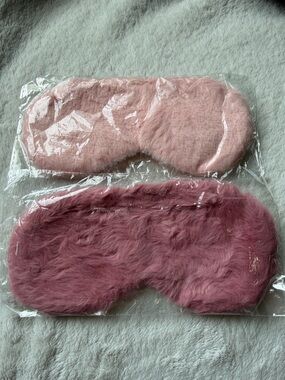 🎀 5for $25 🎀. Two sleep masks one is light pink, and mauve pink.